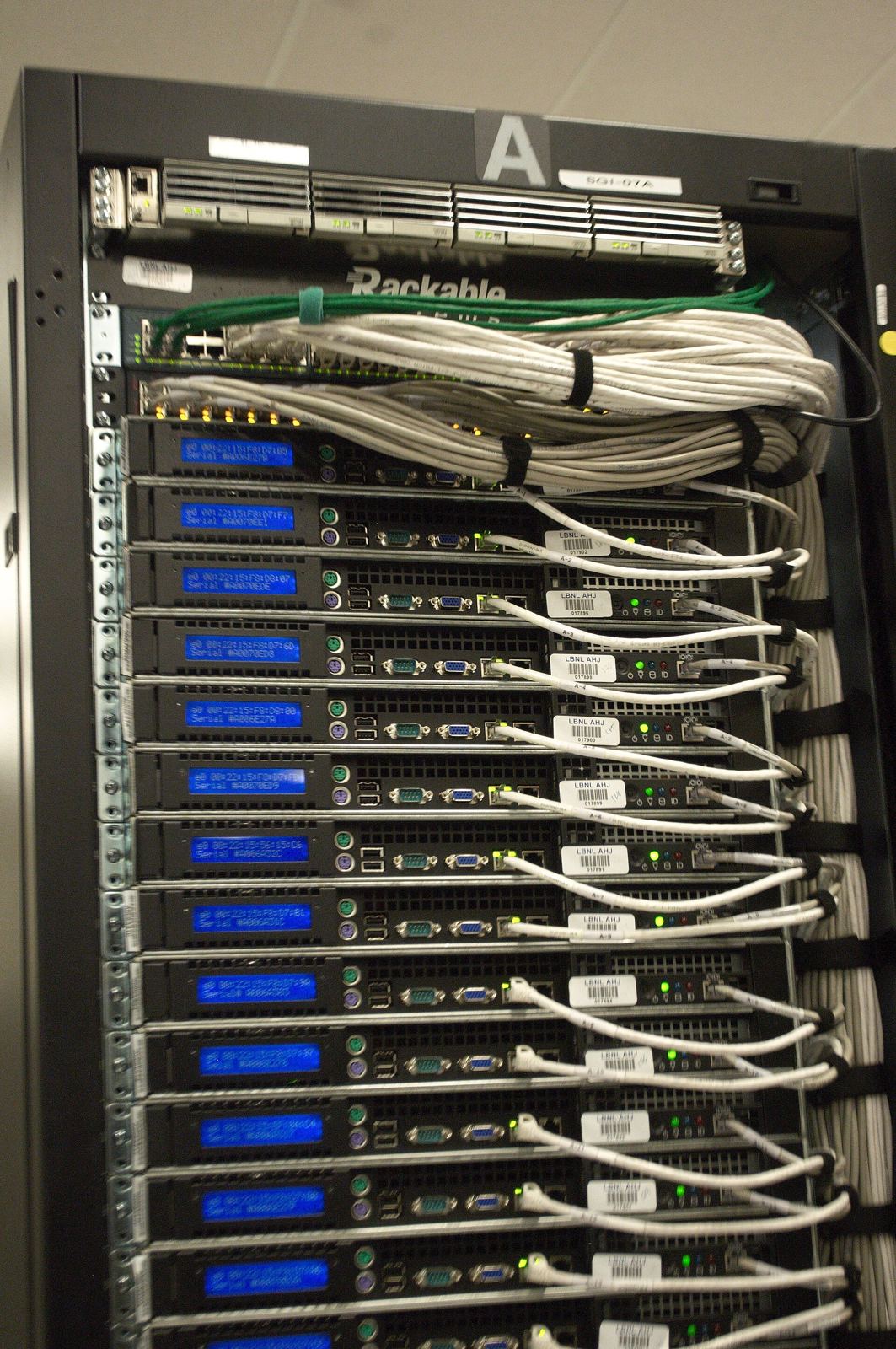 Cabled servers in a data centre rack